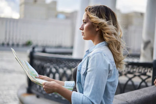 Caucasian Female Tourist Holding Paper Map Choosing Direction Route Vacations — Stock Photo, Image