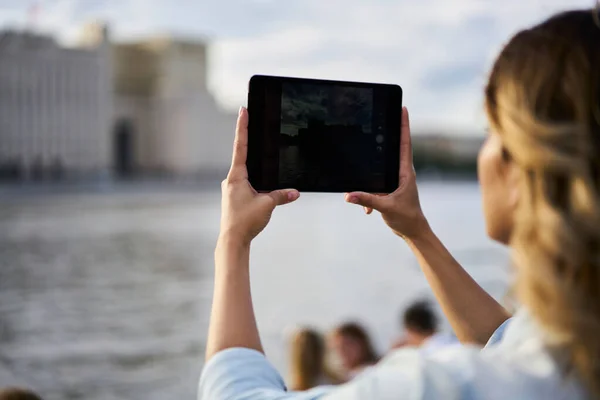 Rückansicht Der Millennial Weiblichen Roaming Internet Auf Touchpad Gadget Für — Stockfoto