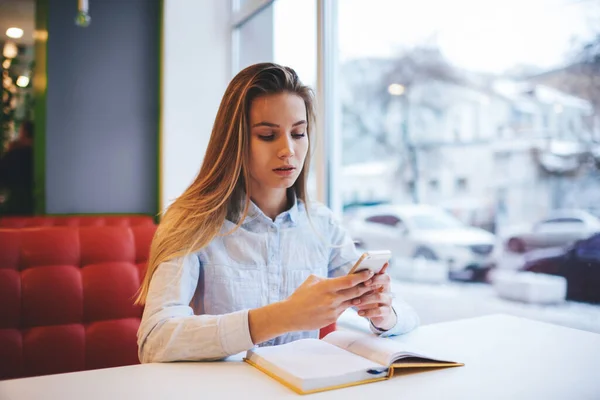 Joven Estudiante Traje Casual Con Pelo Largo Sentado Mesa Con — Foto de Stock