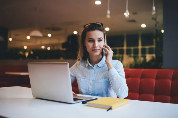 Calma Freelancer Femenina Ropa Casual Mirando Hacia Otro Lado Mientras —  Fotos de Stock