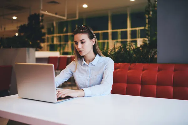 Komoly Női Szabadúszó Alkalmi Ruhában Szemüveggel Asztalnál Modern Munkahelyen Laptopot — Stock Fotó