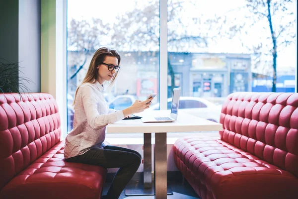 Vue Latérale Une Étudiante Coûteuse Vêtements Décontractés Assise Sur Canapé — Photo