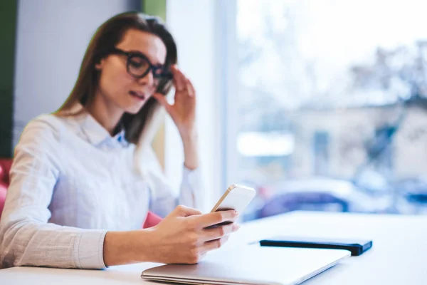 Geconcentreerde Vrouwelijke Ondernemer Lichte Shirt Aanpassen Van Zwarte Bril Het — Stockfoto