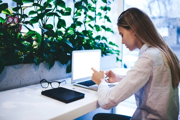 Vista Lateral Del Freelancer Femenino Pelo Largo Concentrado Mensajería Camisa —  Fotos de Stock