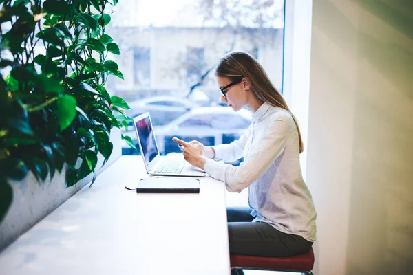 Vue Latérale Femme Concentrée Tenue Décontractée Lunettes Utilisant Smartphone Ordinateur — Photo