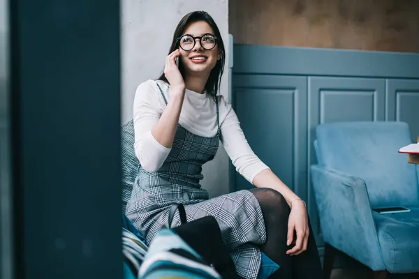 Mujer Freelancer Positiva Con Sonrisa Dentada Mirando Hacia Arriba Mientras — Foto de Stock