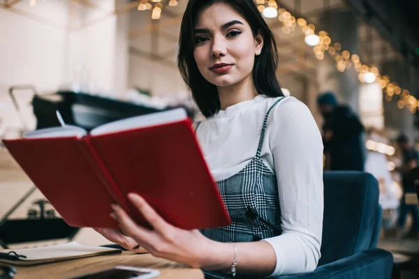 Crop Wistful Female Student Stylish Outfit Looking Camera While Reading — Stock Photo, Image