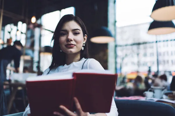 Positieve Vrouw Met Donker Haar Zoek Naar Camera Terwijl Zitten — Stockfoto