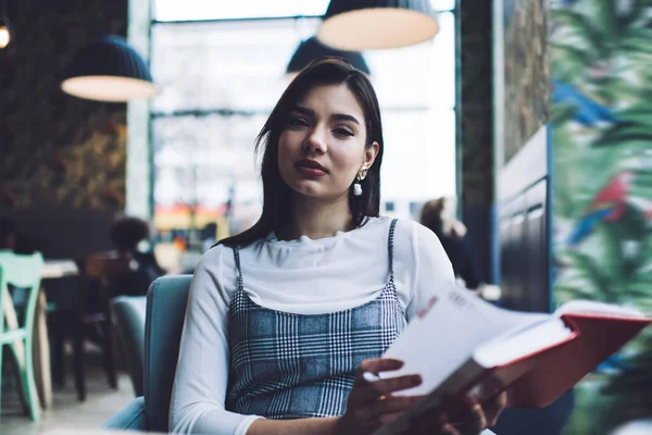 Rustige Jonge Vrouw Met Donker Haar Trendy Outfit Zitten Met — Stockfoto