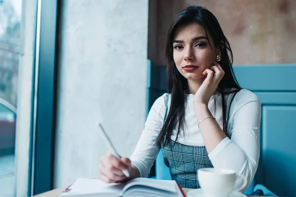 Mujer Joven Pensativa Con Pelo Largo Oscuro Ropa Moda Escribiendo — Foto de Stock