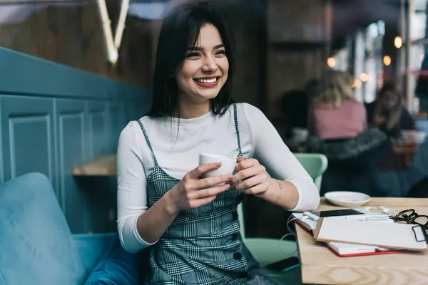 Mladá Pozitivní Žena Volné Noze Inteligentní Ležérní Oblečení Sedí Stolu — Stock fotografie