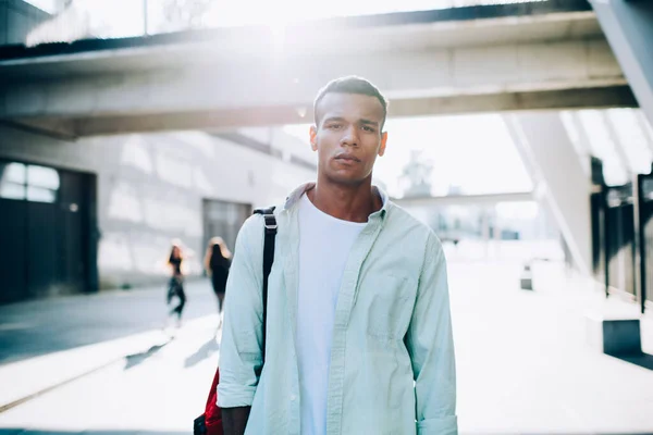 Несчастный Молодой Афроамериканец Белой Футболке Рубашке Рюкзаком Прогуливается Городской Улице — стоковое фото