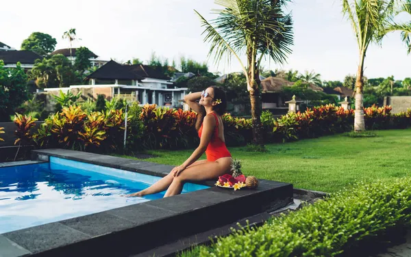 Joven Hermosa Mujer Delgada Traje Baño Rojo Sentado Acera Piscina — Foto de Stock