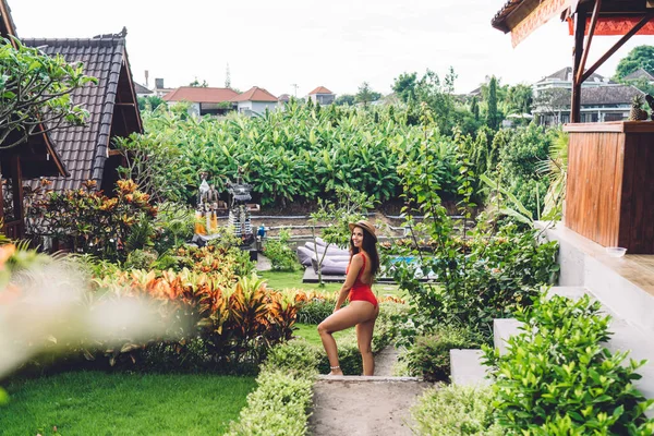 Zijaanzicht Van Lachende Vrouw Badmode Strohoed Groene Tuin Buurt Van — Stockfoto