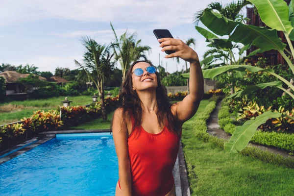 Szczęśliwa Młoda Brunetka Czerwonych Strojach Kąpielowych Okularach Przeciwsłonecznych Chłodząca Się — Zdjęcie stockowe