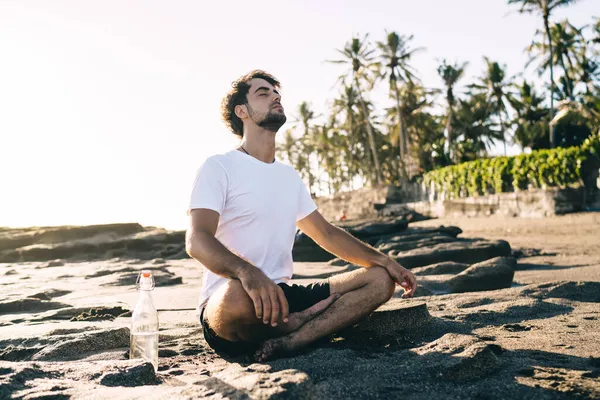 Nilüfer Çiçekli Bir Plajda Oturmuş Dinlenirken Meditasyon Yapan Ciddi Sakallı — Stok fotoğraf