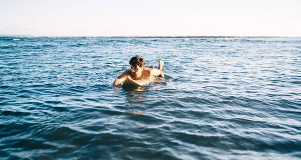 Vol Lichaam Vastbesloten Shirtloze Jonge Sporter Zwemmen Surfplank Drijven Kabbelend — Stockfoto