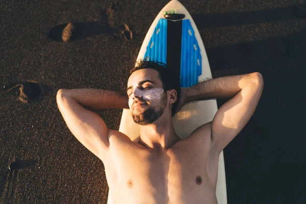 Bovenaanzicht Van Shirtloze Pasvorm Jonge Mannelijke Atleet Liggend Surfplank Zandstrand — Stockfoto