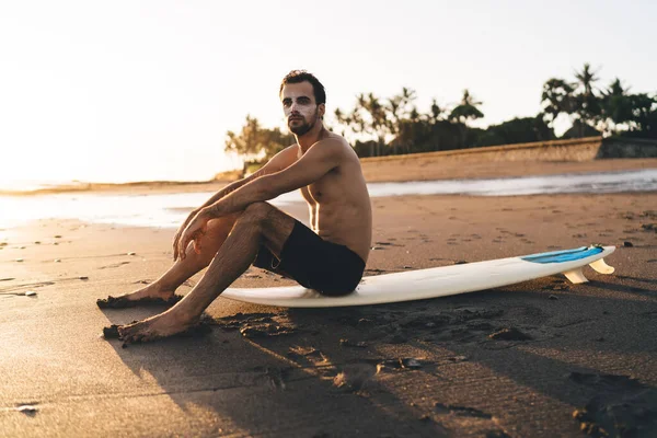 Młody Nieogolony Samiec Surfer Grubą Warstwą Filtra Przeciwsłonecznego Twarzy Relaksujący — Zdjęcie stockowe