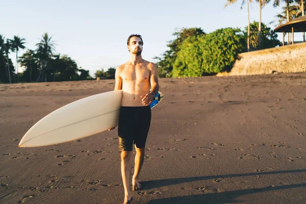 Confident Young Shirtless Male Traveler Walking Empty Sandy Beach Surfboard — Stock Photo, Image