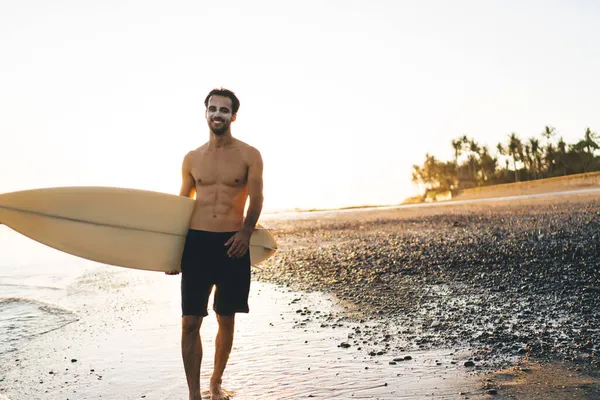 Feliz Surfista Masculino Sin Camisa Pantalones Cortos Con Crema Solar — Foto de Stock