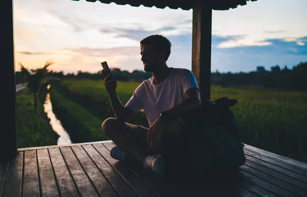 Comprimento Total Jovem Conteúdo Masculino Desgaste Casual Sentado Com Pernas — Fotografia de Stock