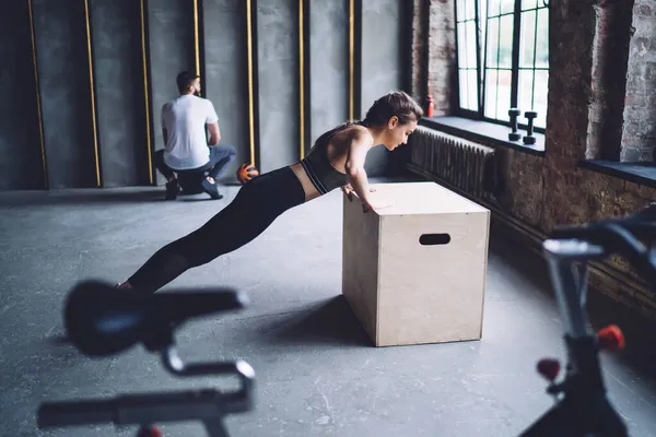 Zijaanzicht Van Volledige Lengte Van Gefocuste Sportvrouw Activewear Die Push — Stockfoto