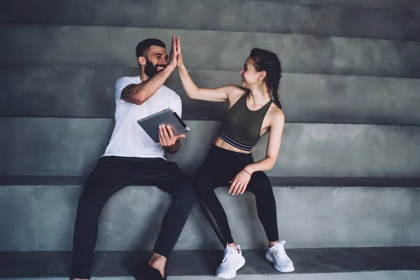 Alegre Amigos Sorridentes Activewear Sentado Escadas Dando Cinco Altos Uns — Fotografia de Stock