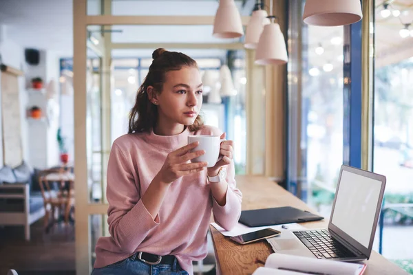 Pensive Travailleuse Distance Avec Tasse Boisson Chaude Regardant Loin Pensant — Photo