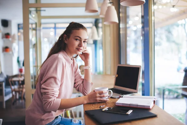 Vista Lateral Joven Tranquila Freelancer Femenina Traje Casual Mirando Cámara — Foto de Stock