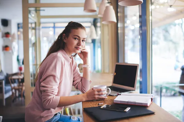 Seitenansicht Einer Jungen Ruhigen Freiberuflerin Lässigem Outfit Die Mit Laptop — Stockfoto