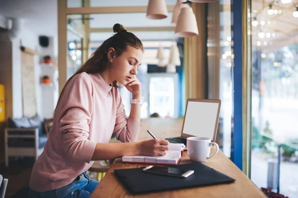 Vista Laterale Giovane Seria Freelance Seduta Tavola Con Computer Portatile — Foto Stock