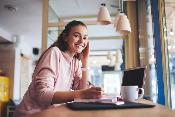 Faible Angle Pigiste Féminine Positive Avec Sourire Aux Dents Regardant — Photo