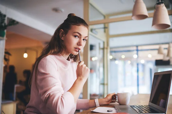 각도의 여학생 현대인 카페에서 노트북 과뜨거운 음료와 탁자에 숙제를 있습니다 — 스톡 사진