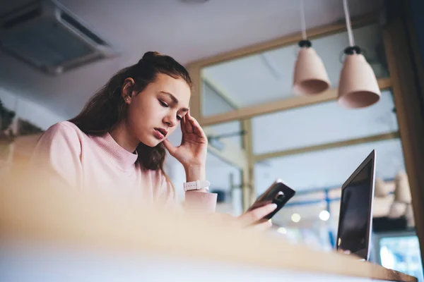 Niski Kąt Koncentracji Pani Casual Strój Uważnie Patrząc Ekranie Smartfona — Zdjęcie stockowe