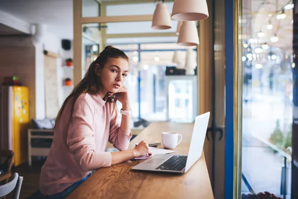 Vue Latérale Une Jeune Étudiante Vêtements Décontractés Assise Table Avec — Photo