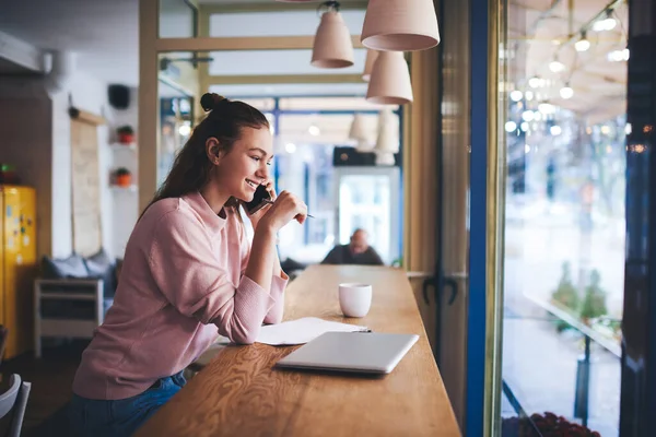 프리랜서 카페에서 원격으로 일하는 노트북 음료를 탁자에 휴대폰으로 이야기하는 — 스톡 사진