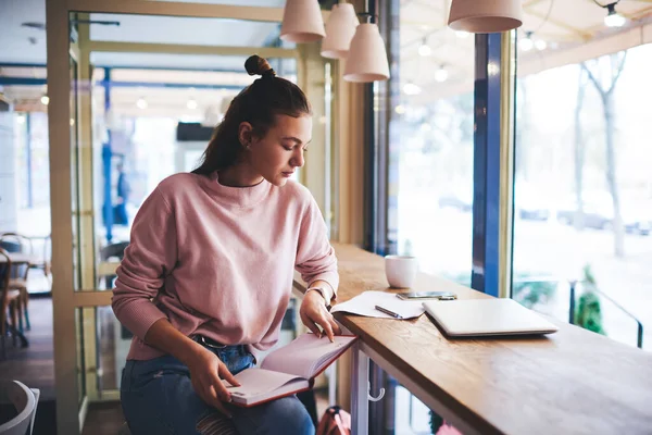 Mujer Concentrada Ropa Casual Mirando Abajo Sentada Mesa Con Libro —  Fotos de Stock