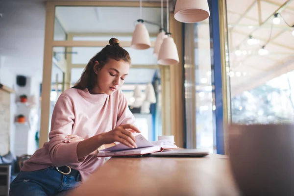 Femme Concentrée Tenue Décontractée Assise Une Table Bois Près Fenêtre — Photo