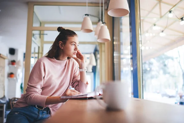 Jonge Kalme Vrouw Casual Kleding Kijken Weg Zitten Aan Tafel — Stockfoto