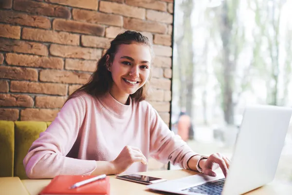 Positiv Kvinnlig Distansarbetare Casual Kläder Med Toothy Leende Tittar Kameran — Stockfoto