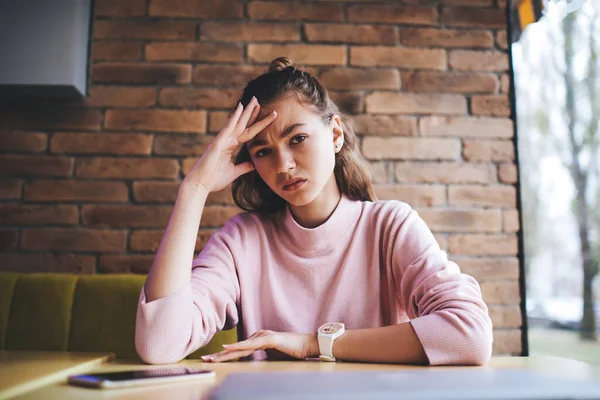 Upset Woman Casual Outfit Leaning Table Hand Forehead Looking Camera — Stock Photo, Image