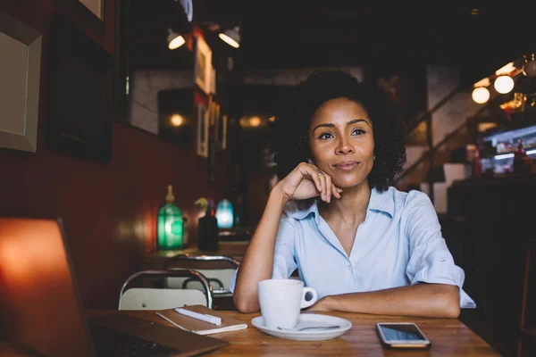 Ung Afroamerikansk Kvinnlig Frilansare Sitter Med Bärbar Mobiltelefon Anteckningsbok Och — Stockfoto