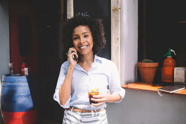 Ung Glad Romantisk Afroamerikansk Kvinna Med Lockigt Hår Talar Mobiltelefon — Stockfoto