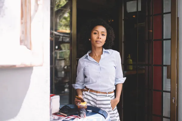 Стильна Чорна Жінка Власник Кафе Повсякденному Вбранні Мобільним Телефоном Стоїть — стокове фото