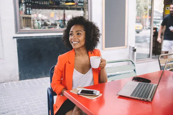 Positivo Giovane Donna Etnica Eleganti Vestiti Casual Che Lavorano Sul — Foto Stock