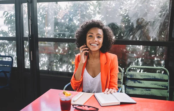 Sorridente Donna Afroamericana Giacca Alla Moda Rispondere Alle Telefonate Guardando — Foto Stock