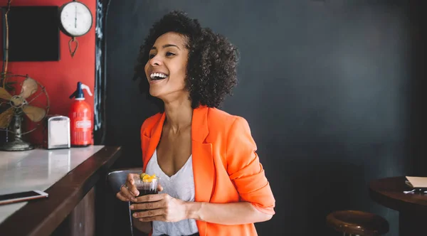 Rindo Jovem Senhora Étnica Roupa Casual Elegante Beber Coquetel Fresco — Fotografia de Stock