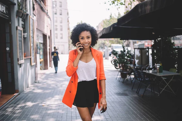 Jovem Mulher Afro Americana Feliz Roupas Brilhantes Verão Conversando Smartphone — Fotografia de Stock