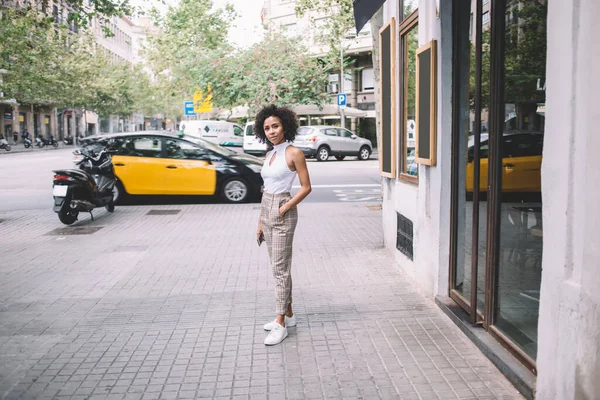 Ung Afroamerikansk Kvinna Eleganta Kläder Står Hörnet Gatan Med Mobiltelefon — Stockfoto